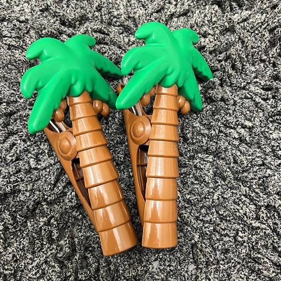 Palm tree beach towel clips - Picture 2 of 3